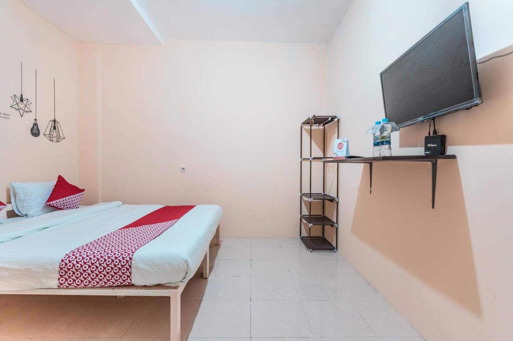 Vaccinated Staff - OYO 2034 Eden Guest House Depok Exterior foto