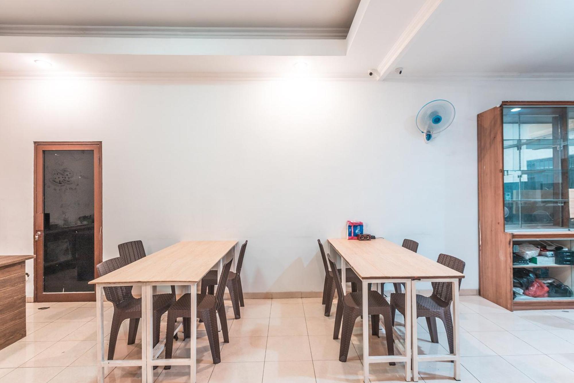 Vaccinated Staff - OYO 2034 Eden Guest House Depok Exterior foto